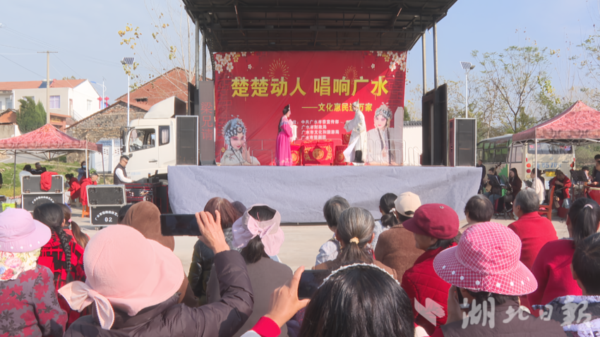 開展送戲下鄉(xiāng)活動。